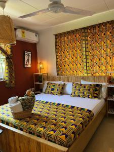 KokrobiteAfrican Treasure Beach Resort的一间卧室,卧室内配有一张大床