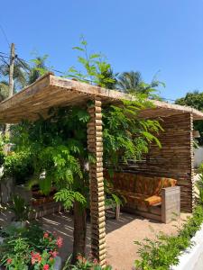 KokrobiteAfrican Treasure Beach Resort的花园内带长凳的木凉亭