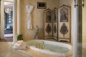 纽波特尚勒崖城酒店的一间带浴缸的浴室