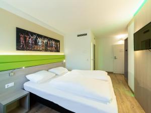 波鸿B&B HOTEL Bochum-Hbf的绿白色客房内的两张床