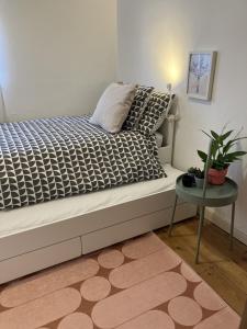 布里斯托3 bedroom house in Bedminster near Wapping Wharf的一间卧室配有一张床和一张植物桌子
