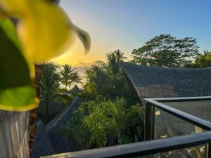 爱妮岛Happiness Kulambo Villa El Nido的房屋的阳台享有海景。