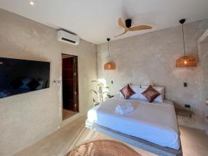 爱妮岛Happiness Kulambo Villa El Nido的卧室配有一张白色大床