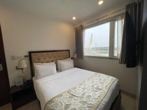 新德里Wongdhen House的一间卧室设有一张大床和一个窗户。