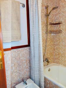 罗萨里奥港Brisa Del Mar Fuerteventura的一间带水槽、浴缸和淋浴的浴室