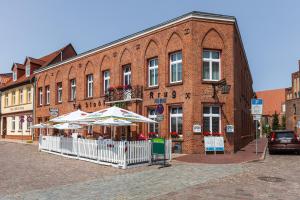 帕尔希姆斯塔德特库格酒店的前面有两把伞的砖砌建筑