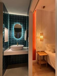 巴塞罗那巴塞罗那中心酒店的一间带水槽和镜子的浴室