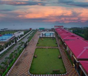 曼达莫尼Prasant Beach Resort的享有度假胜地的空中景致,设有游乐场