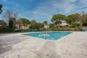 拉莫特Art du green villa N°10 - Maison avec piscine的树木别墅内的游泳池