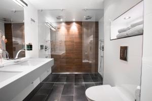 Steinsland全景酒店及度假村的带淋浴和卫生间的白色浴室