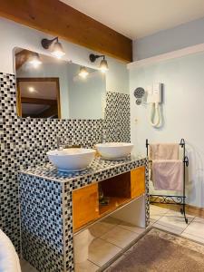 圣艾米隆尚布欧维莱酒店的浴室设有2个水槽和镜子