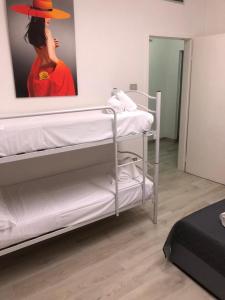 利尼亚诺萨比亚多罗Hotel Amalfi & Dépendance的一间设有两张双层床的房间,一张女人的照片