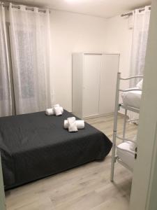 利尼亚诺萨比亚多罗Hotel Amalfi & Dépendance的一间卧室配有一张床和一把椅子