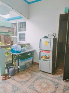 波尔多·格尼拉Puerto Galera Transient Guest Room的厨房配有冰箱和桌子