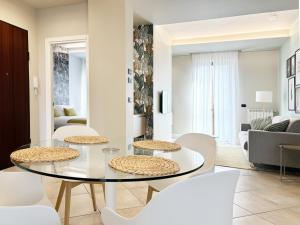 尼凯利诺佩佩住宿加早餐旅馆的客厅配有玻璃桌和椅子