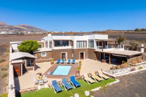 亚伊萨Villa Vista Mar的享有带游泳池的房屋的空中景致