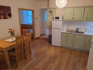 德罗赫达Drogheda Townhouse的厨房配有桌子和白色冰箱。