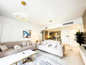 阿布扎比The Seaside Charm Al Zeina505C1的客厅配有沙发和桌子