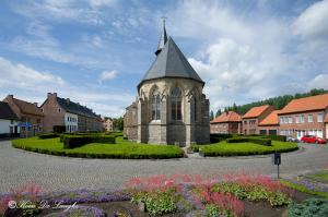圣特雷登Begijnhof 54的镇里一座教堂,教堂里有一个钟楼