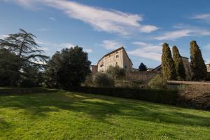 索维奇勒Castello di Sovicille - Residenza d'Epoca的绿色地带中间的一座建筑