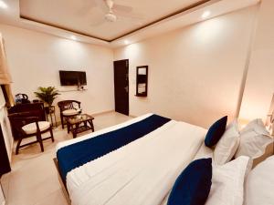 哈里瓦The Pacific Grand Haridwar的一间卧室,卧室内配有一张大床