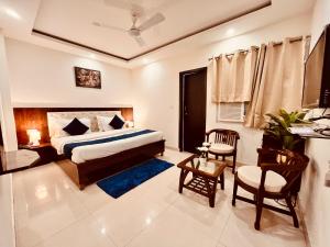 哈里瓦The Pacific Grand Haridwar的卧室配有一张床和一张桌子及椅子