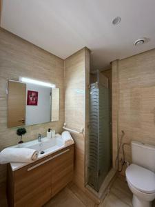 塞拉Superbe appartement vue sur mer的浴室配有卫生间、盥洗盆和淋浴。