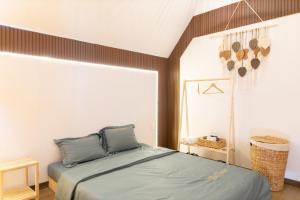 保禄The Homilá Bảo Lộc - Hill View Bungalow & Glamping的一间卧室设有一张床和一个大窗户