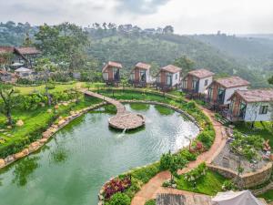 保禄The Homilá Bảo Lộc - Hill View Bungalow & Glamping的度假村的空中景致