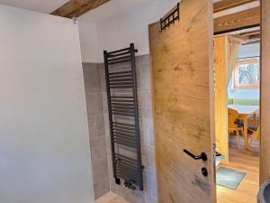 DonnersbachLeitnerbauer's Troadkasten的一间带木门和桌子的浴室