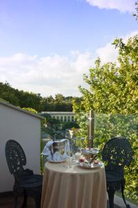蒙扎德拉维雷梦莎 - 世界小型豪华酒店的一张桌子、两把椅子和一张桌子及酒杯