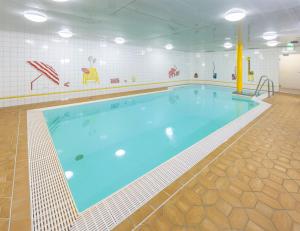 米特尔贝格IFA布赖塔赫河克勒恩瓦尔斯尔塔尔公寓的大楼内一个蓝色的大型游泳池