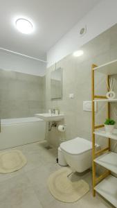 布拉索夫Rooftop One的浴室配有卫生间、盥洗盆和浴缸。