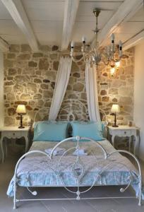 锡蒂亚Petite Olive House的一间卧室配有一张石墙床