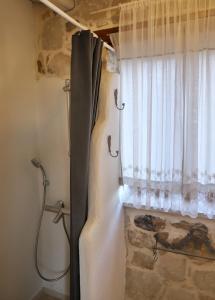 锡蒂亚Petite Olive House的带淋浴的浴室,带窗户