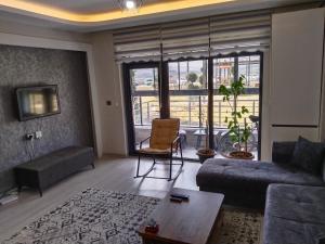 安卡拉Ankara Esenboğa Airport Luxury Rezidance的客厅配有沙发和桌子