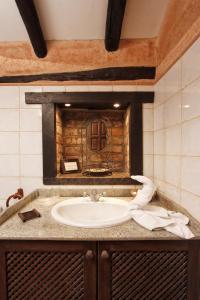 洛斯雷亚莱霍斯拉斯维加斯兰纳达斯乡村酒店的浴室的柜台设有水槽和镜子
