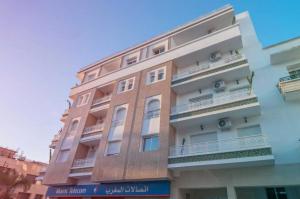 拉巴特Stayhere Rabat - Hassan - Authentic Residence的一座高大的建筑,旁边设有阳台