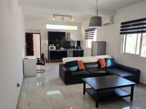 罗安达Lovely 1-Bed Apartment in Luanda的客厅配有沙发和桌子