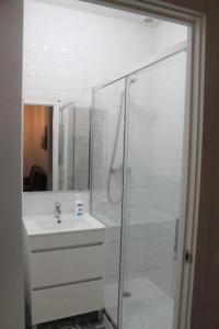 托莱多Apartamento Nuncio Viejo by Toledo AP的一间带玻璃淋浴和水槽的浴室