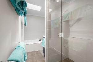 霍巴特Hobart City Townhouse的浴室里设有玻璃门淋浴