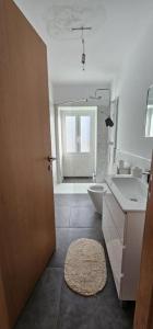 巴伦西亚Casa Lima - AL的浴室配有盥洗盆、卫生间和浴缸。