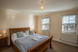 切斯特Spacious, 3 Bed House for 6 in Central Chester的一间卧室设有一张床和两个窗户。
