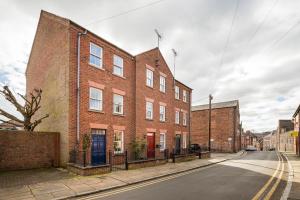 切斯特Spacious, 3 Bed House for 6 in Central Chester的一条空的街道,有红砖建筑