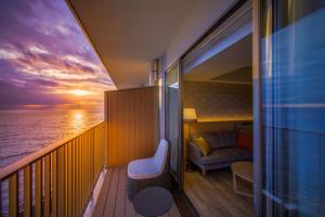 热海热海后乐园酒店(Atami Korakuen Hotel)的船上的阳台配有椅子和沙发