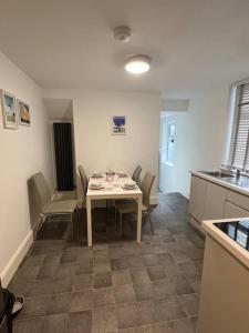 滨海圣安娜New Flat in Lytham St Annes - Sleeps 4的带桌椅的厨房