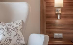 蒙德塞拉克纳思酒店餐厅的一间带椅子、枕头和灯的房间