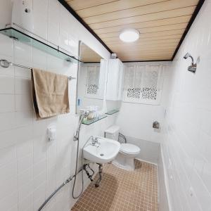 首尔Cozy Private Home Newly Renovated的一间带水槽和卫生间的浴室