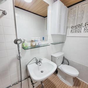 首尔Cozy Private Home Newly Renovated的白色的浴室设有卫生间和水槽。