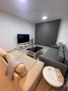 沙迦Al jada apartment Sharjah的带沙发和电视的客厅